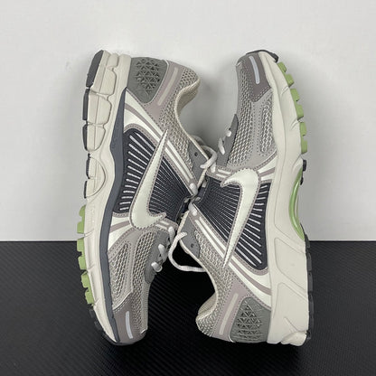 Vomero 5 Metallic Silver