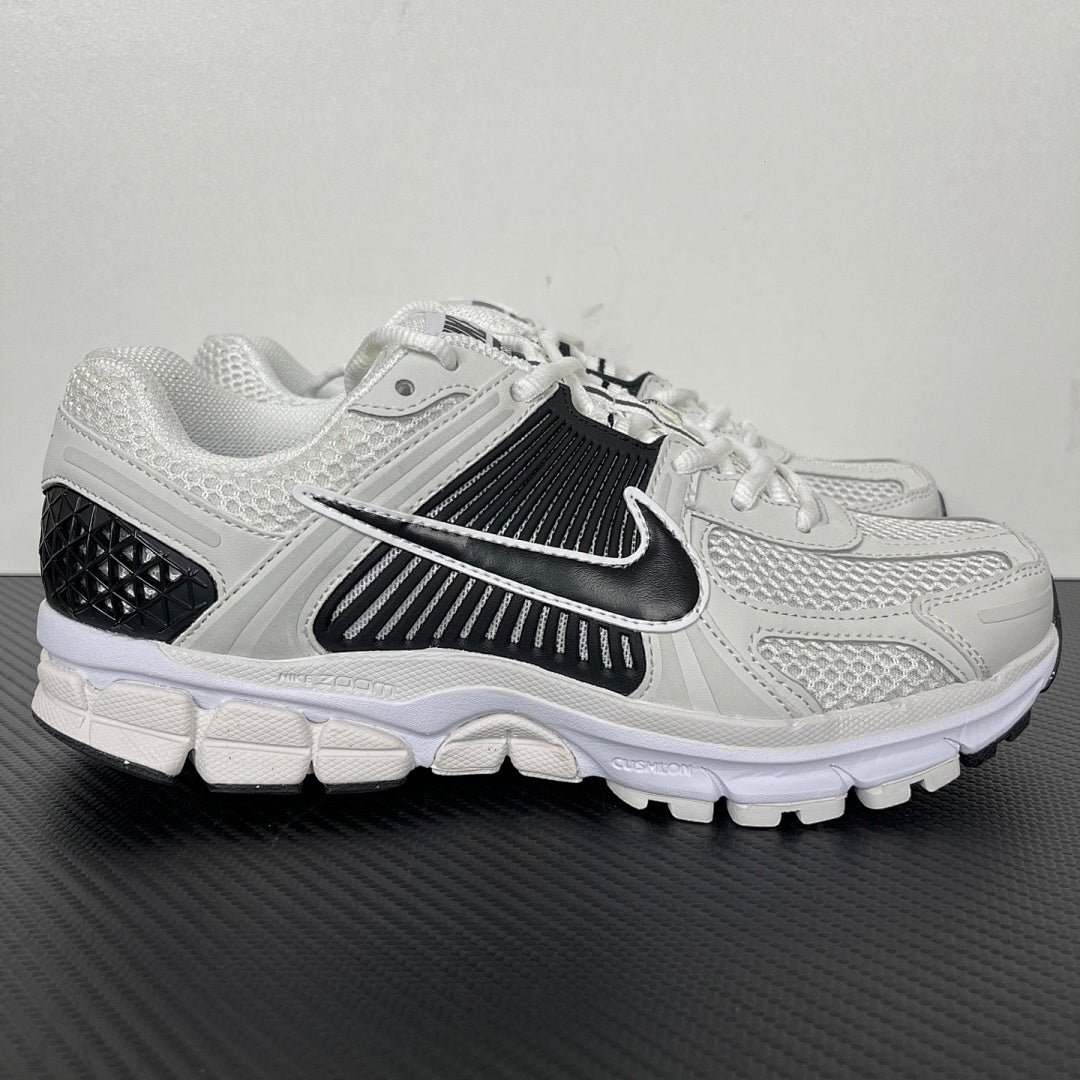 Vomero 5 White / Black
