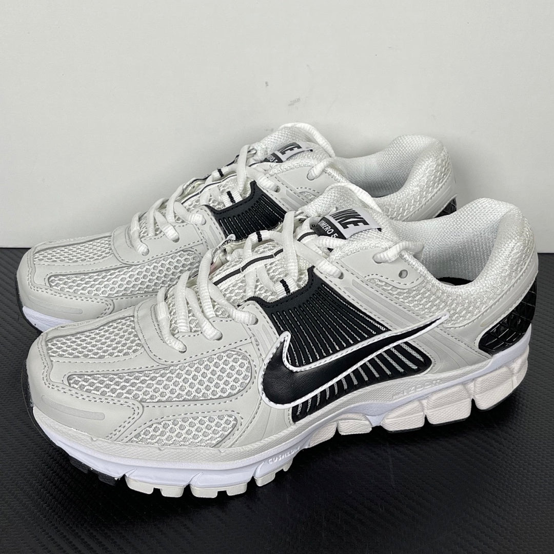 Vomero 5 White / Black