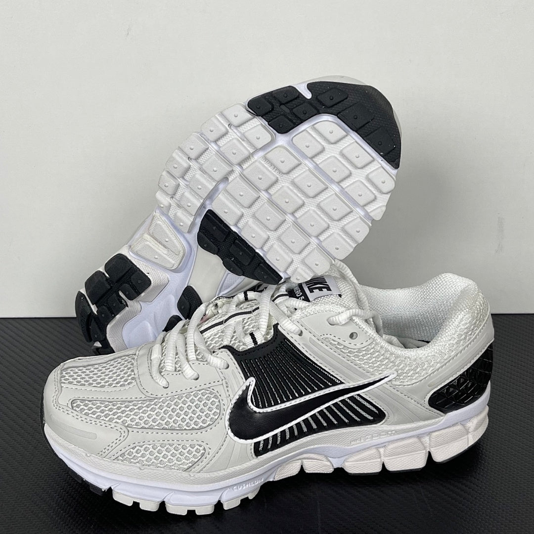 Vomero 5 White / Black