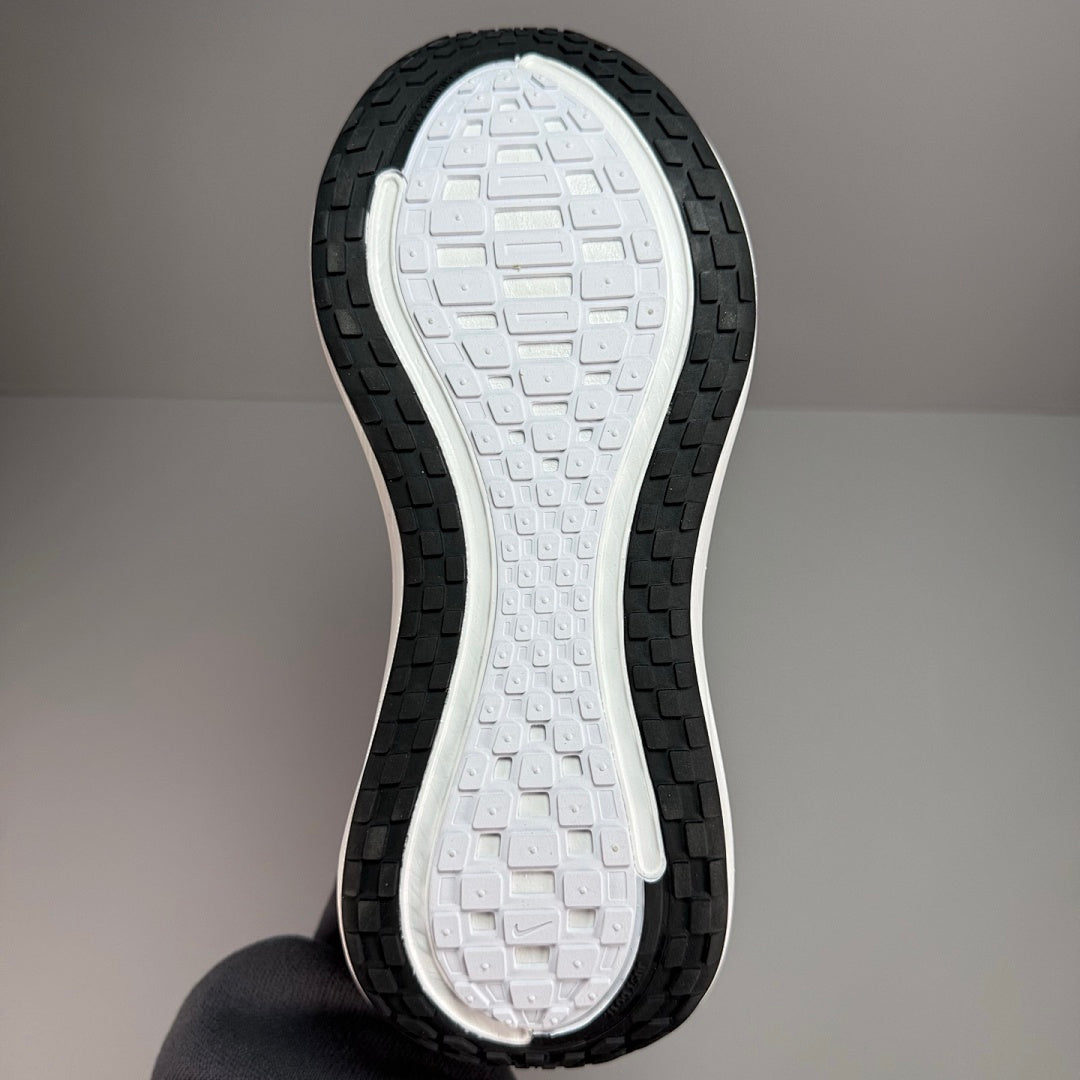 Vomero Plus Black White