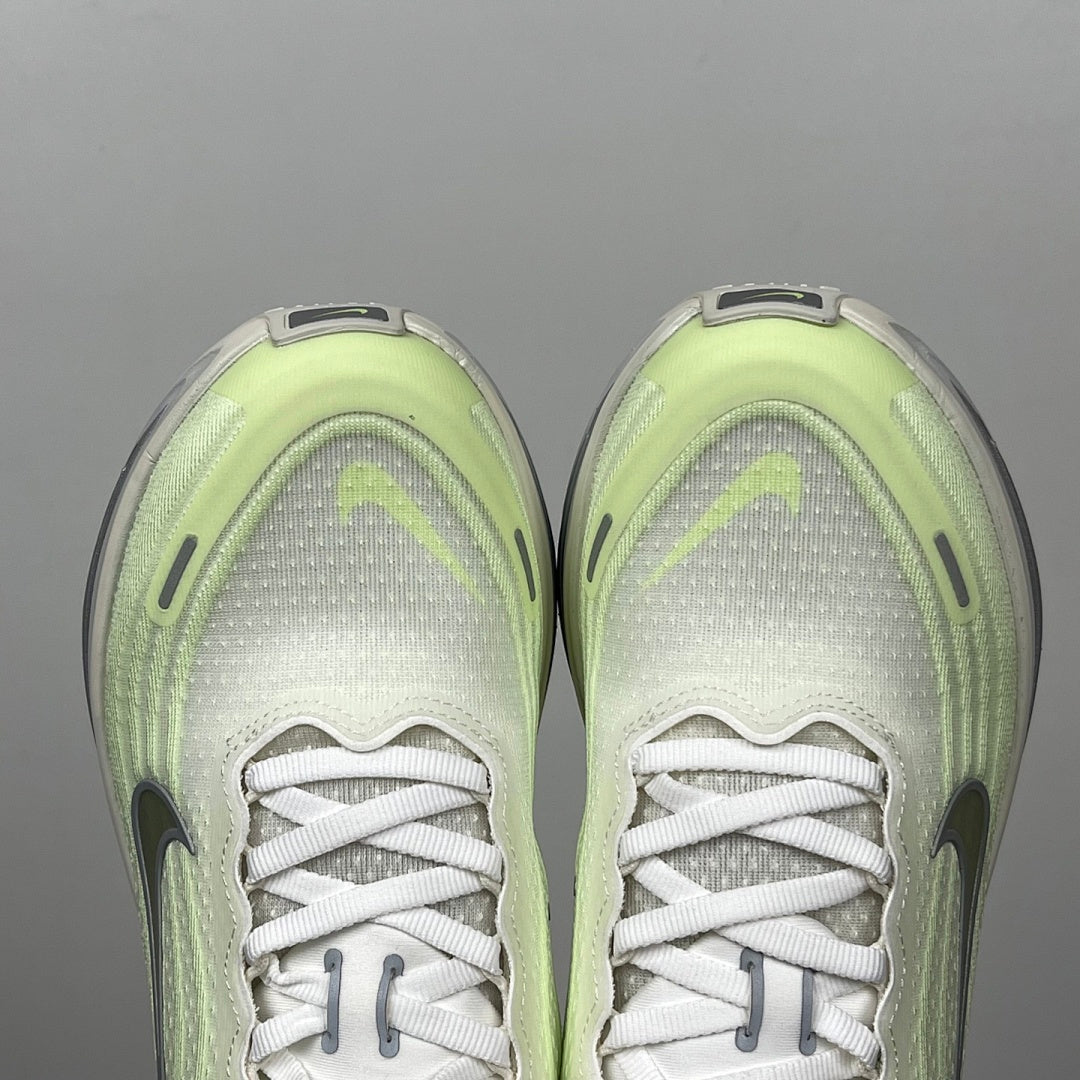 Vomero Plus Sail Metallic