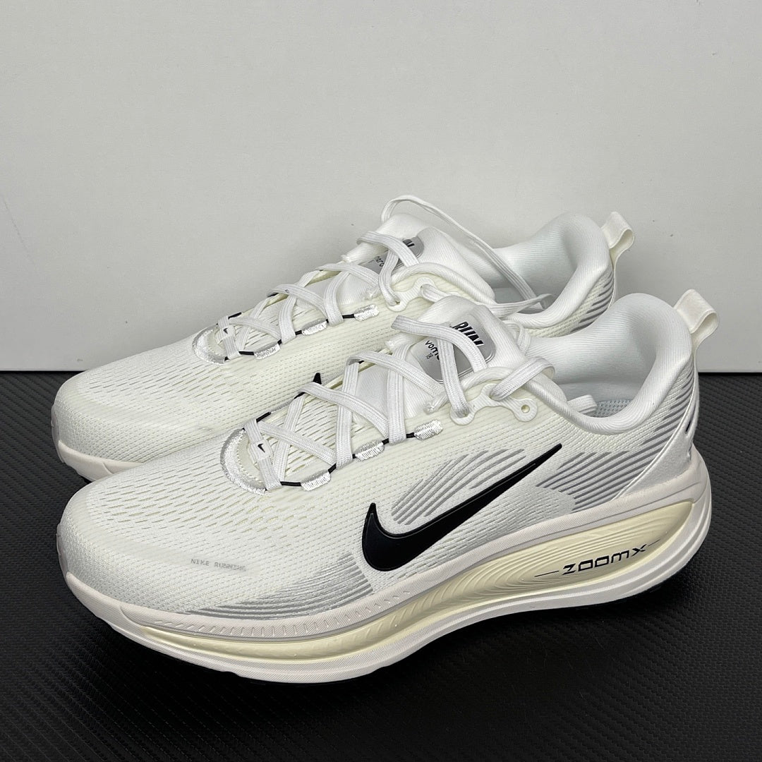 Vomero 18 White/Black