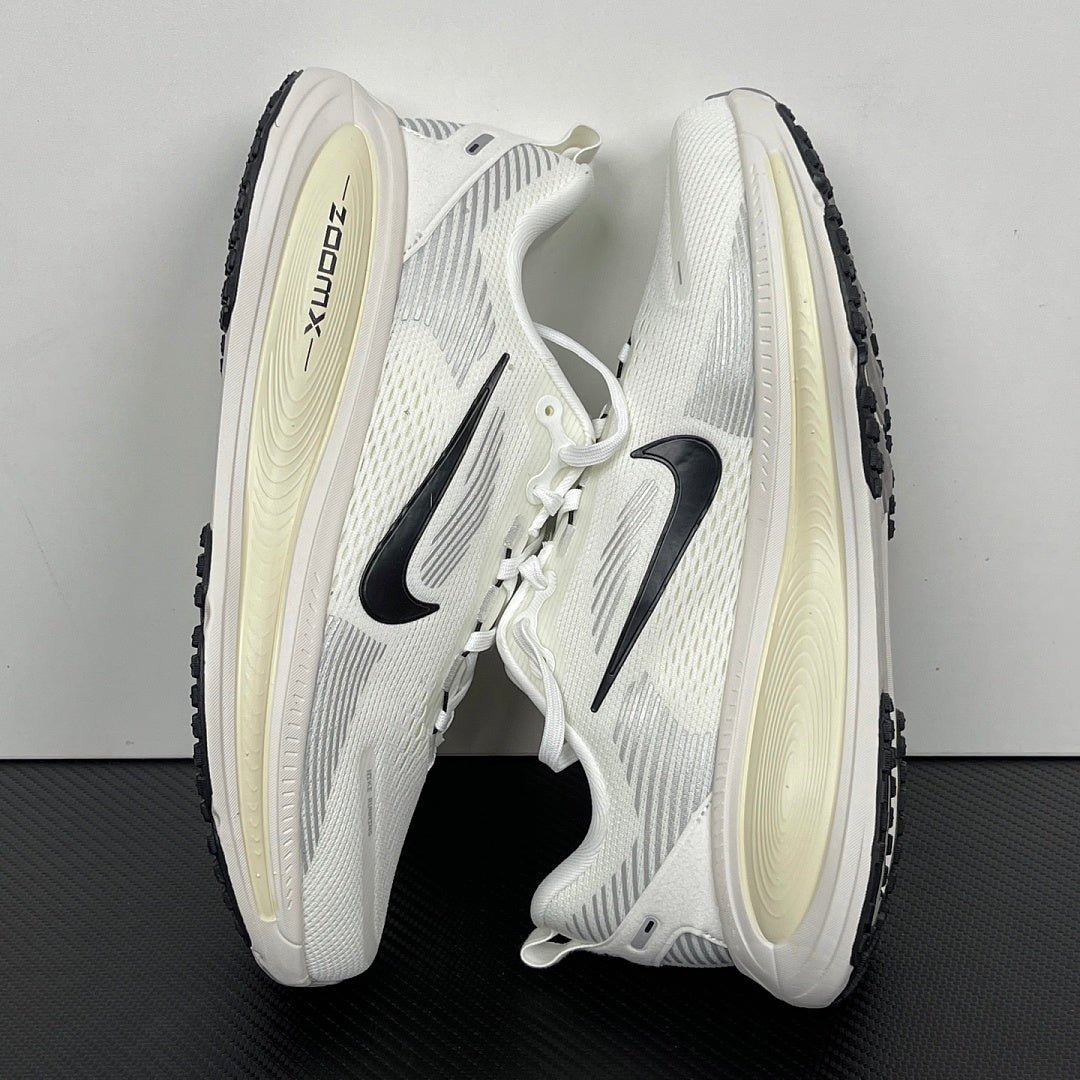 Vomero 18 White/Black