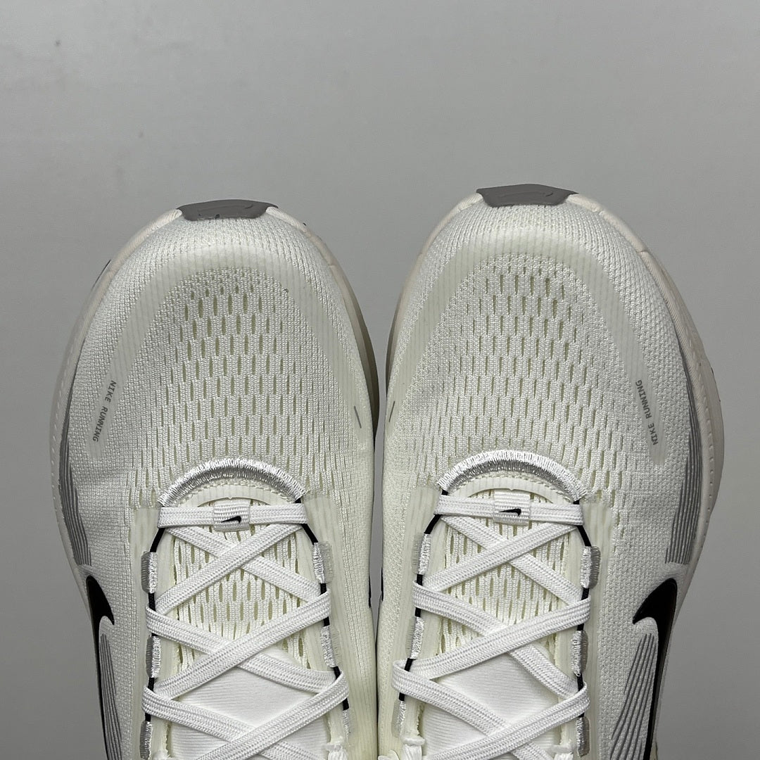 Vomero 18 White/Black