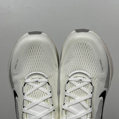 Vomero 18 White/Black
