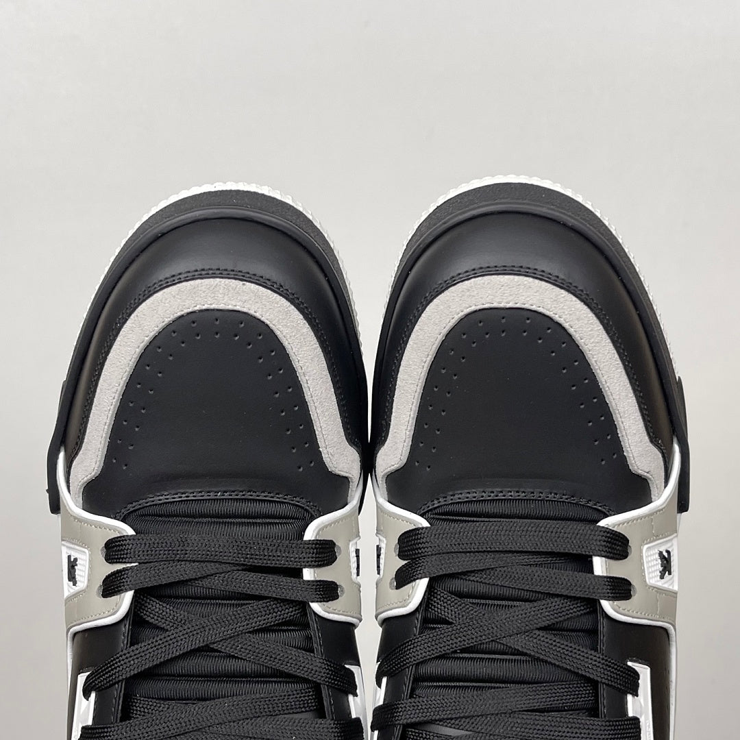 Trainer Black and Grey