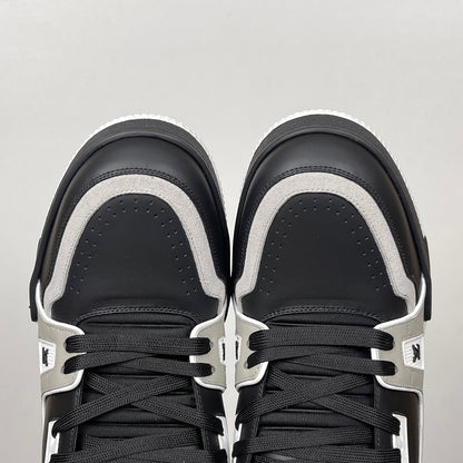 Trainer Black and Grey