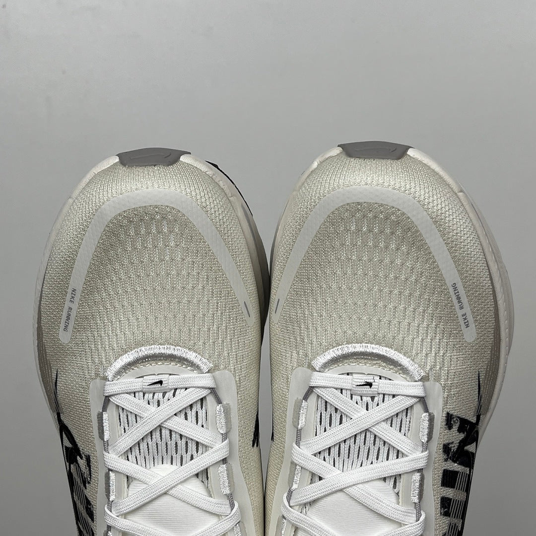 Vomero 18 Black/White
