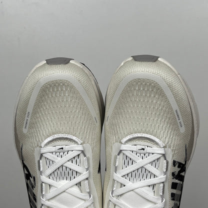 Vomero 18 Black/White