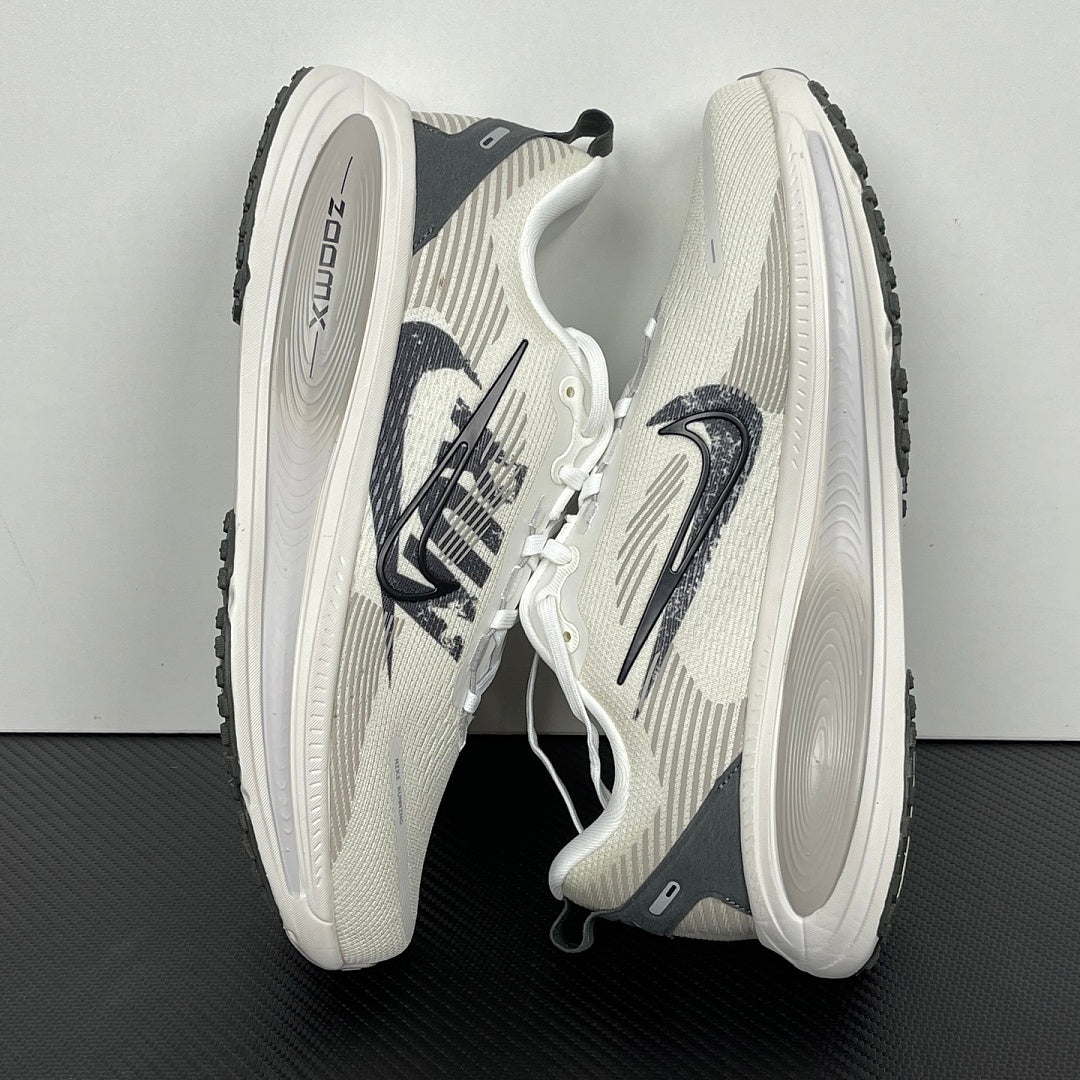 Vomero 18 Black/White