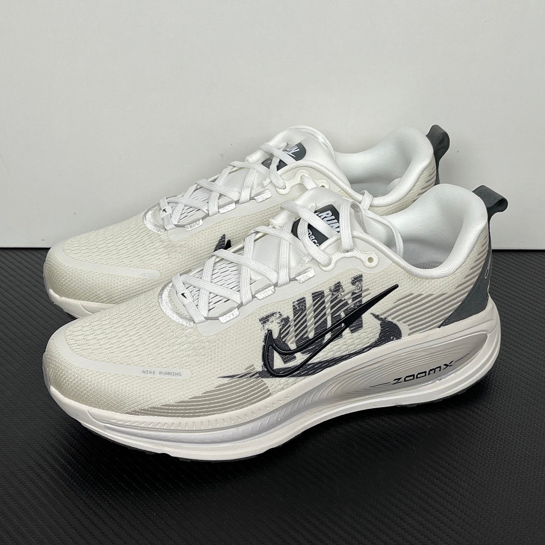 Vomero 18 Black/White