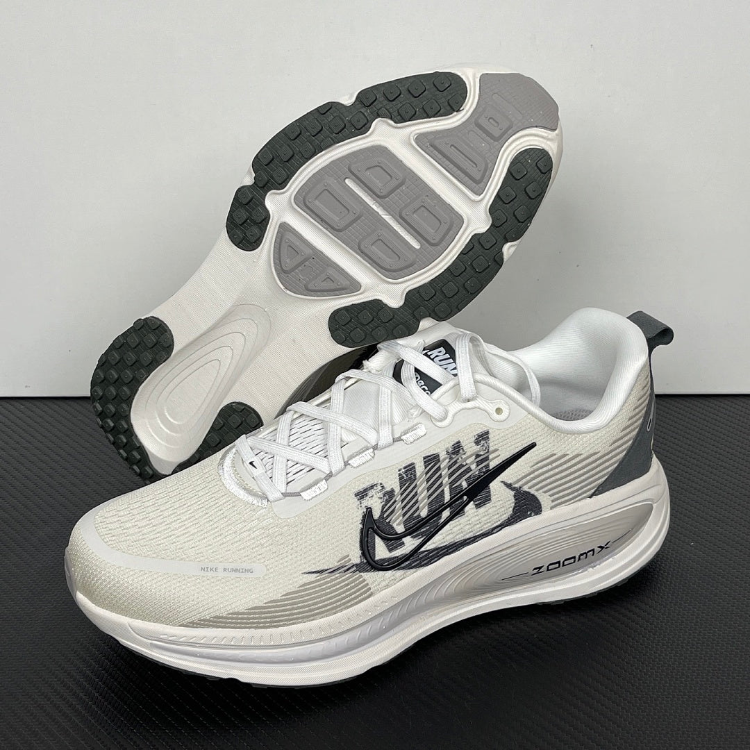 Vomero 18 Black/White