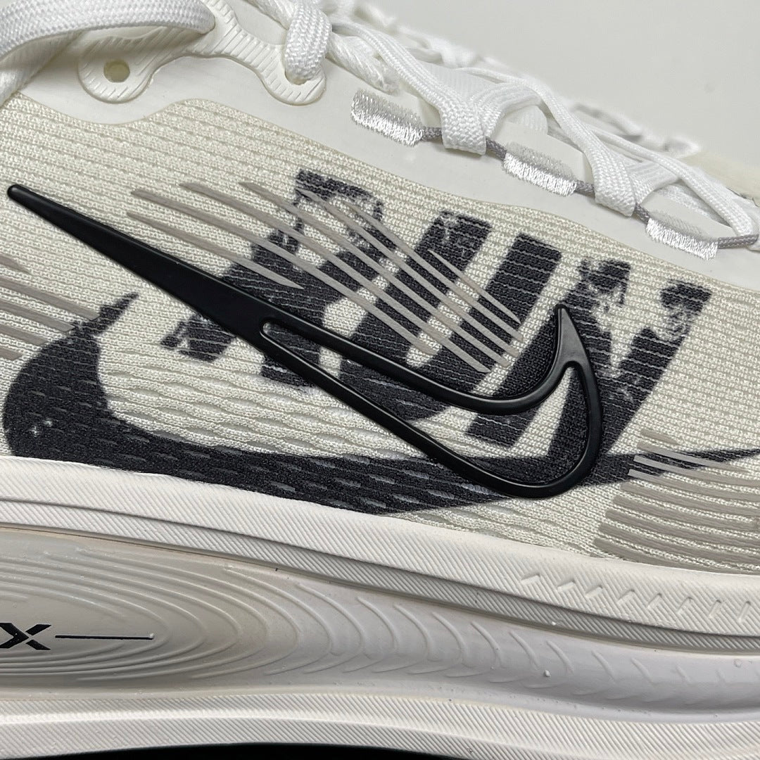 Vomero 18 Black/White