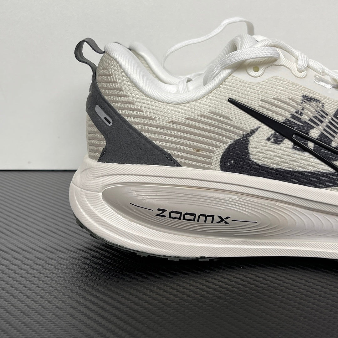 Vomero 18 Black/White
