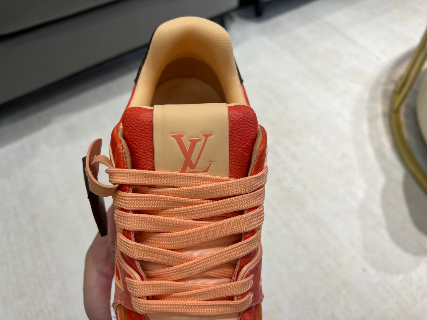Trainer Orange