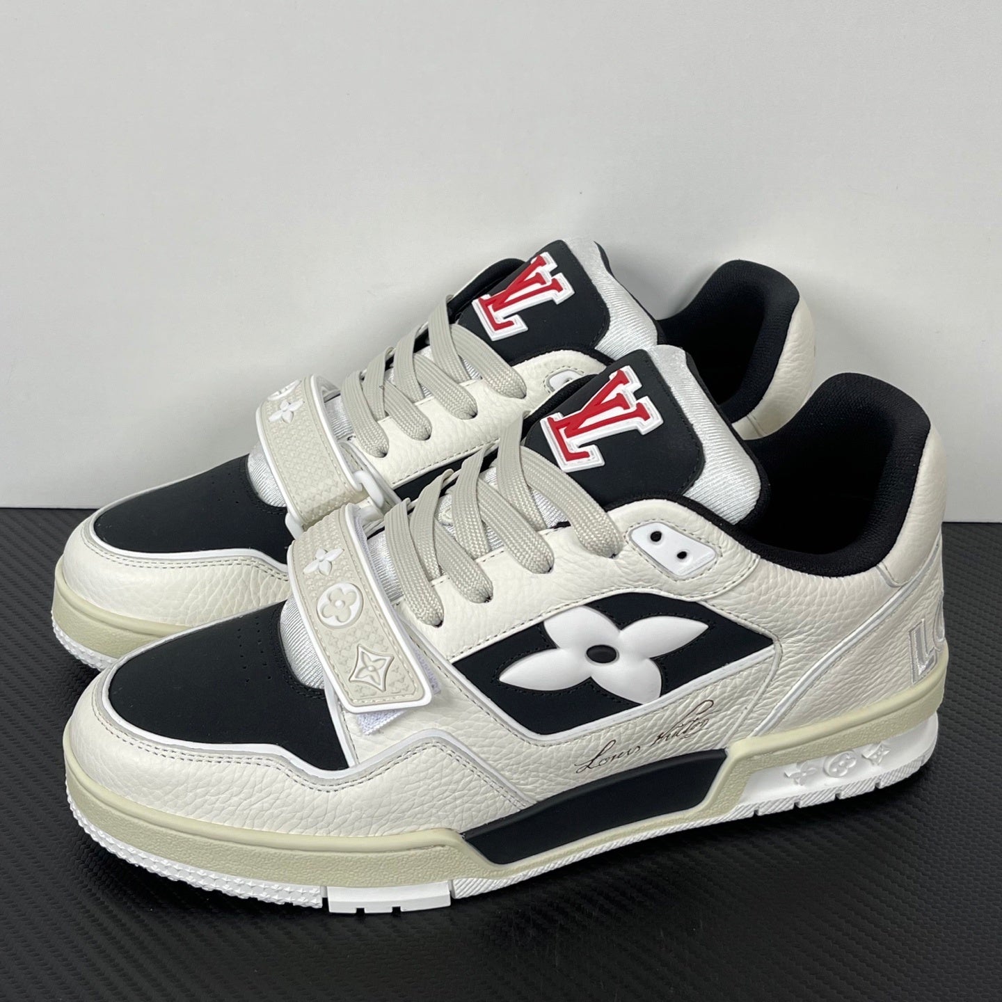 Trainer White and Black