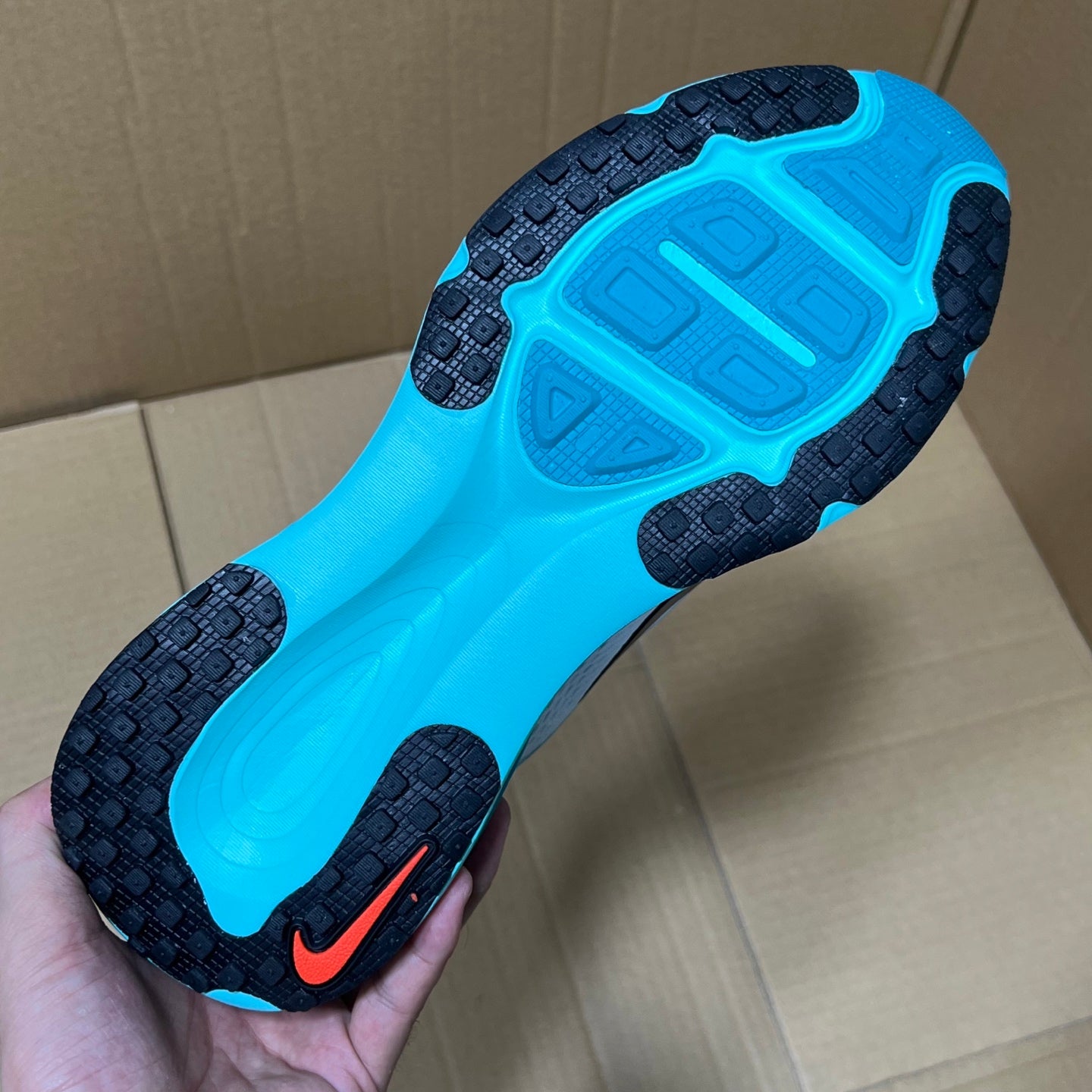 Vomero 18 White/Blue