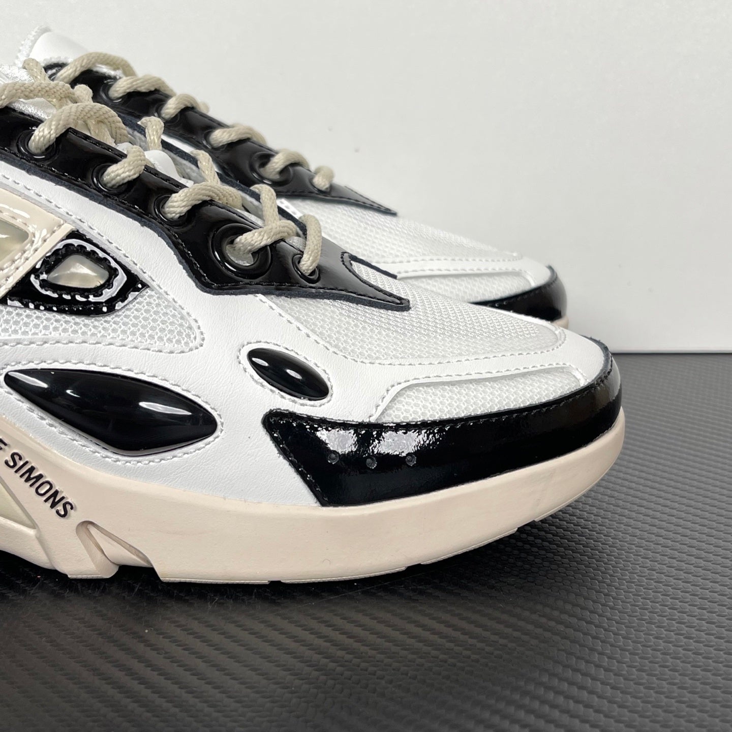 Cylon-21 White and Black