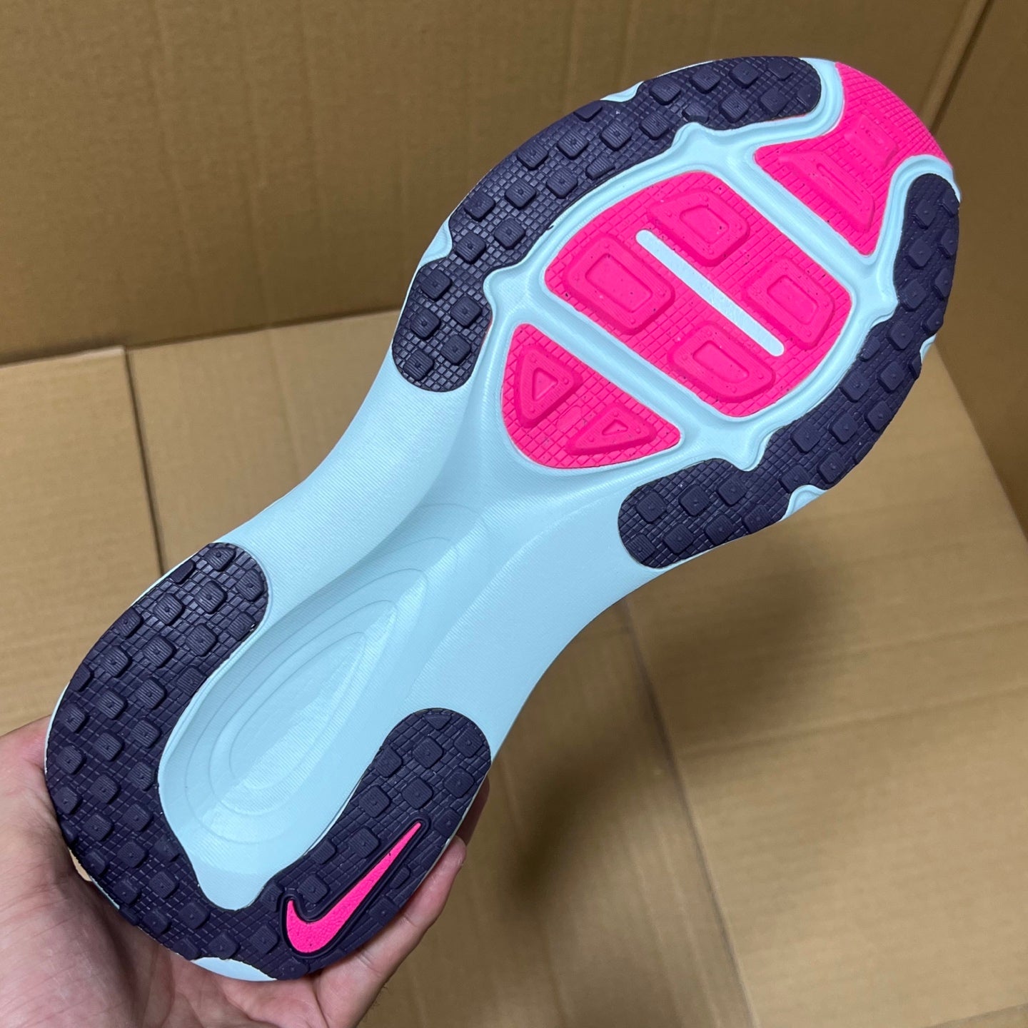 Vomero 18 White Glacier Blue Hyper Pink