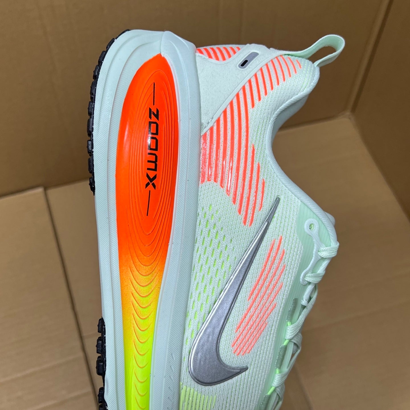 Vomero 18 Barely Green Hyper Crimson