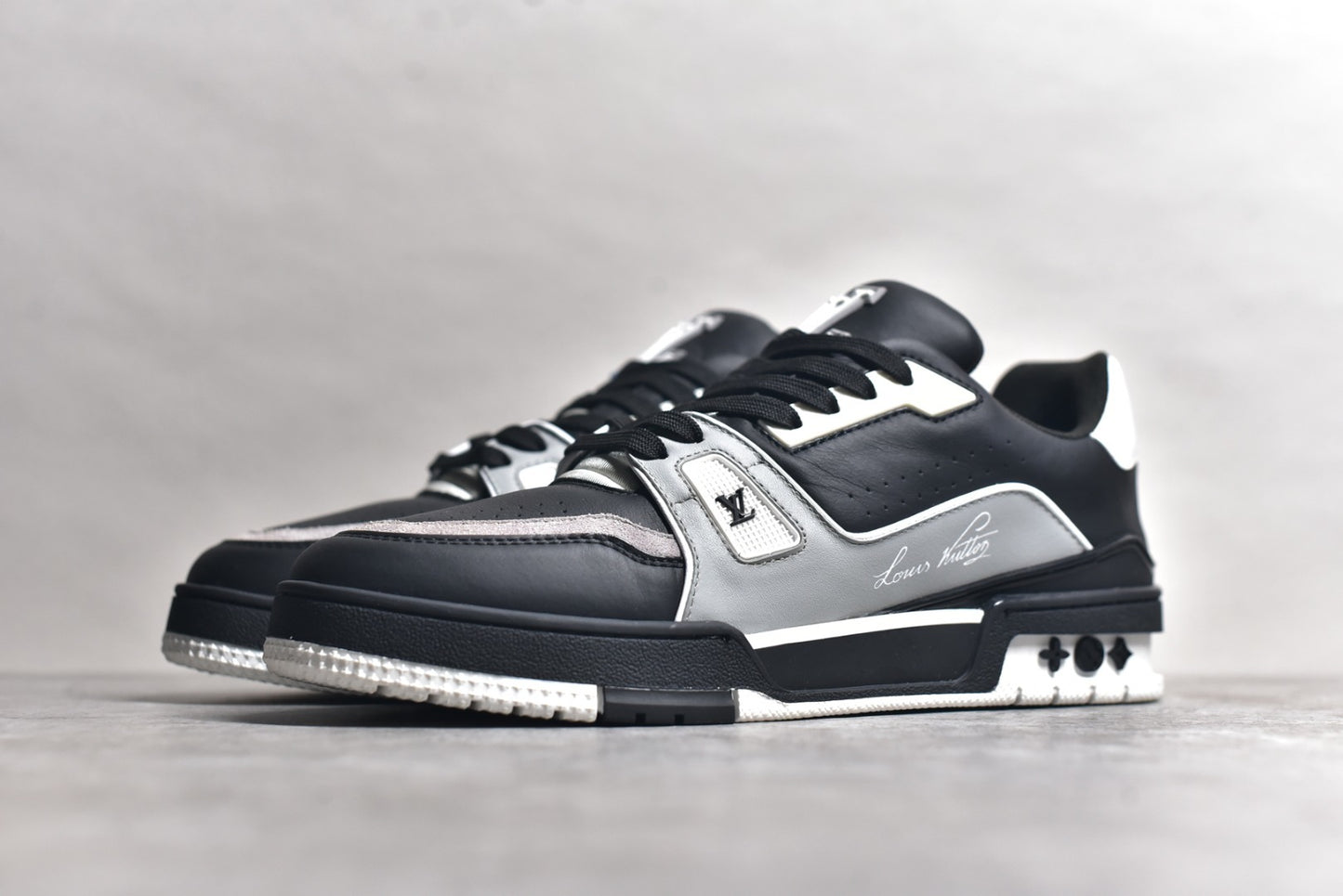 Trainer Black and Gray