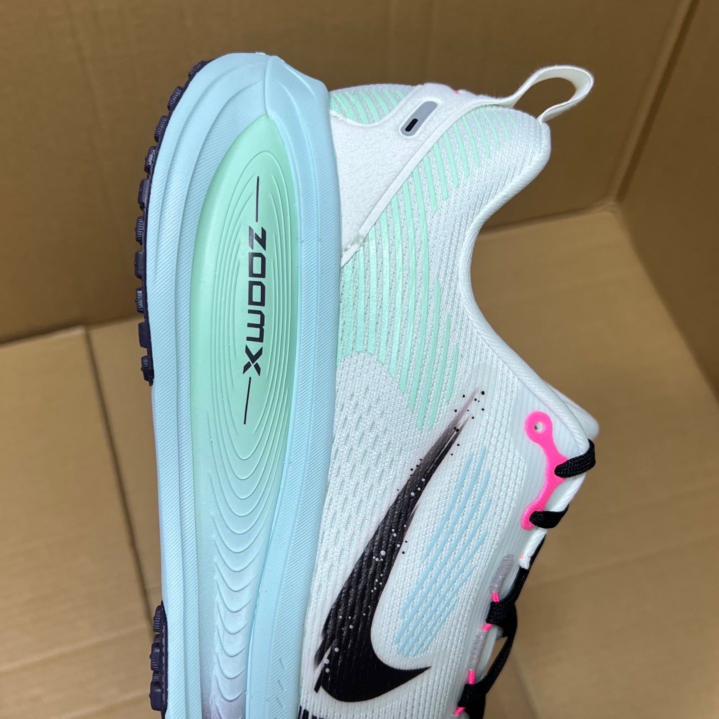 Vomero 18 White Glacier Blue Hyper Pink