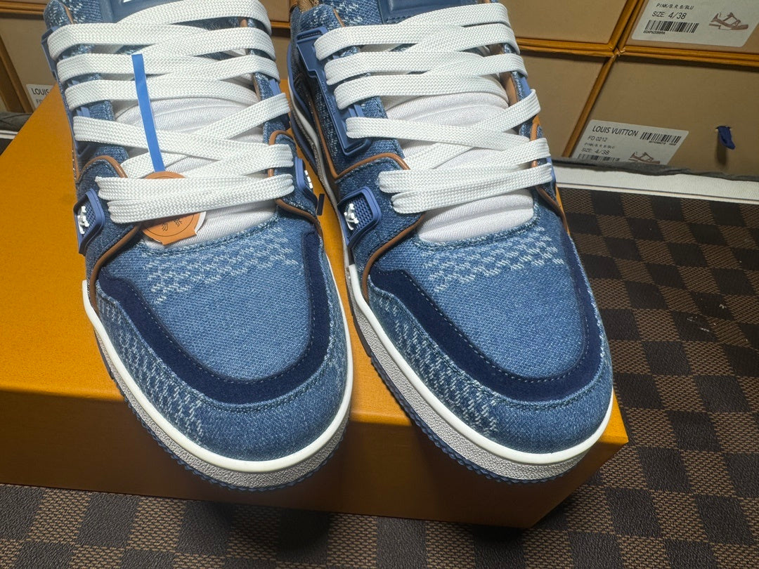 Trainer Blue