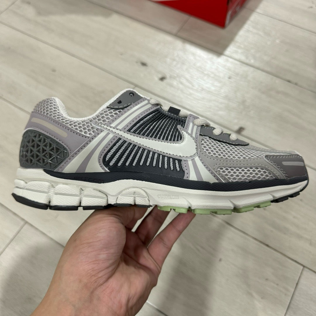 Air Zoom Vomero 5