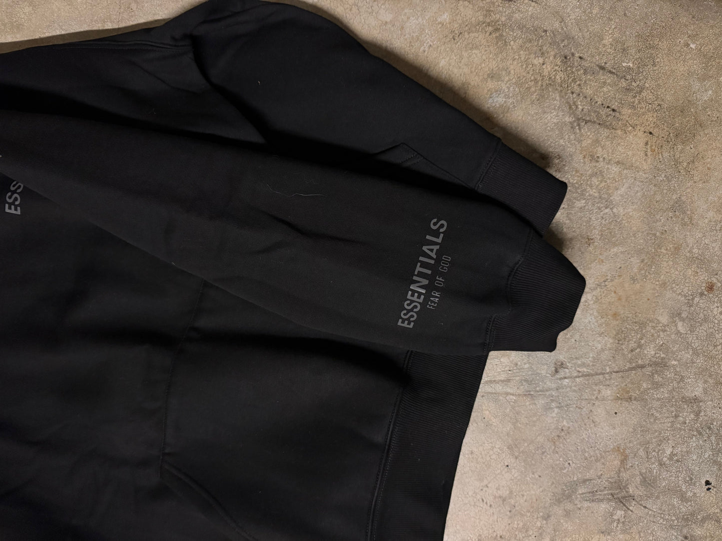 Essentials Black