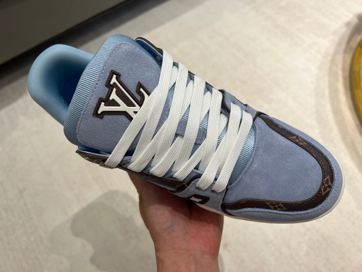 Trainer Blue