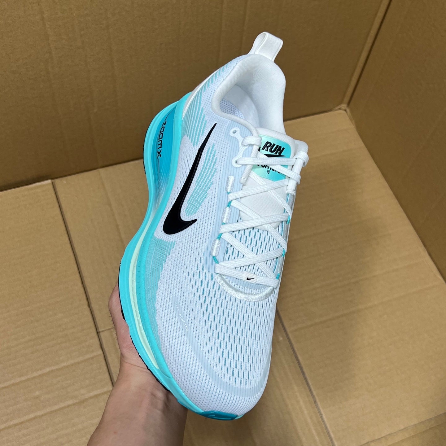 Vomero 18 White/Blue