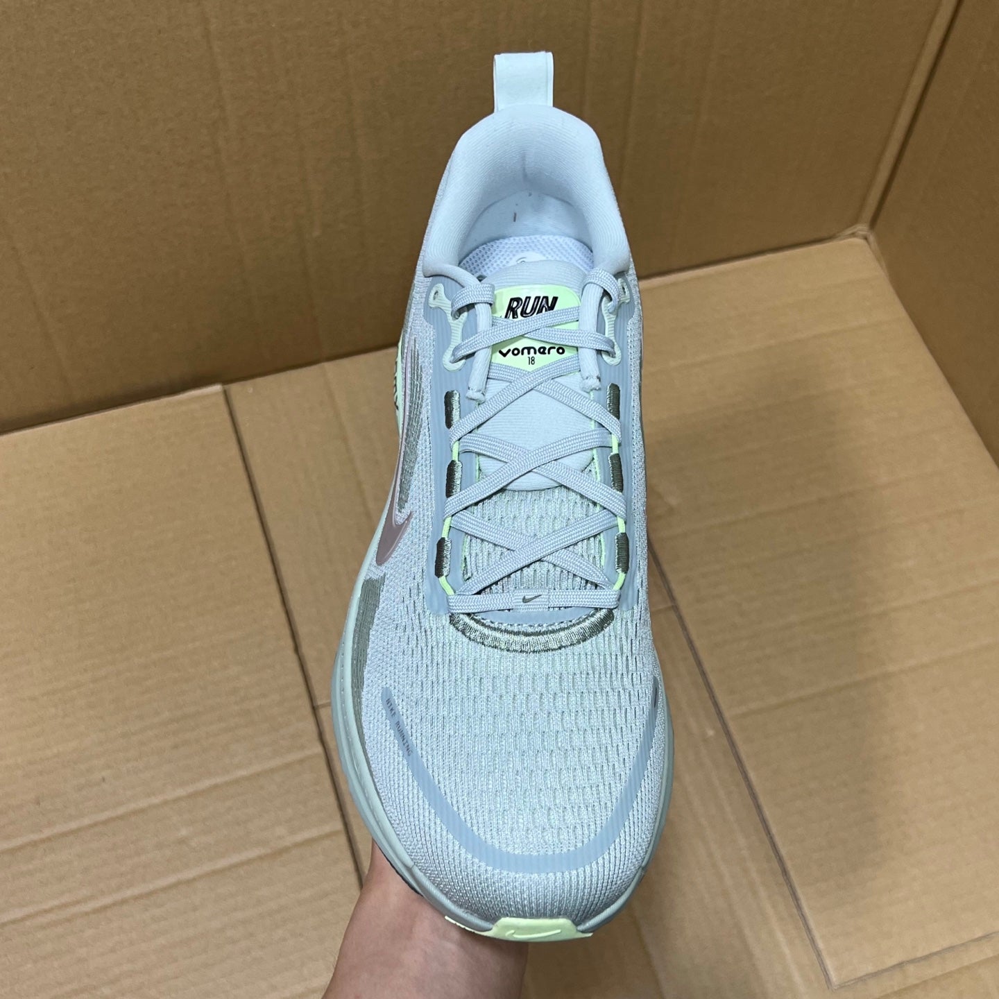 Vomero 18 Light Silver/Barely Volt