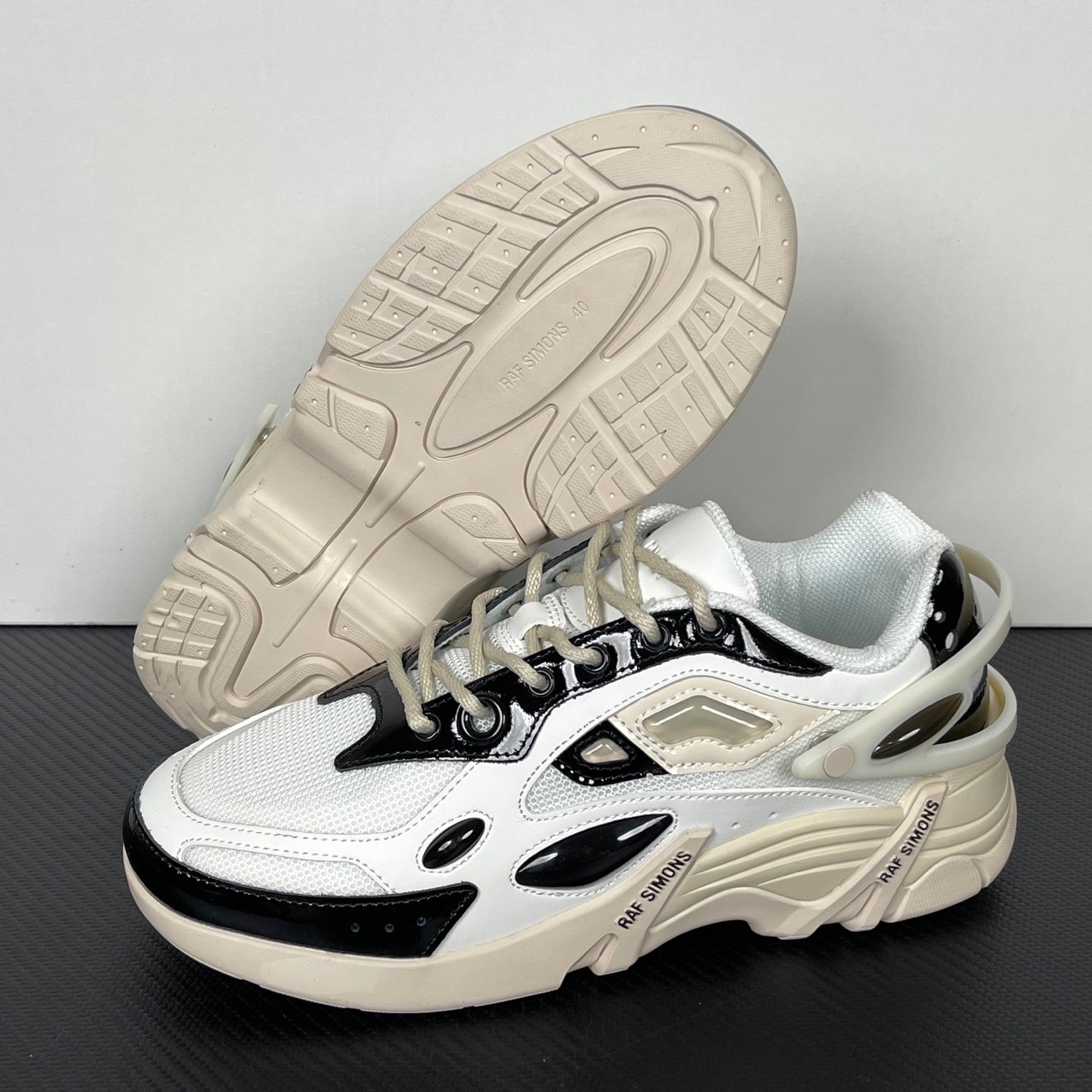 Cylon-21 White and Black