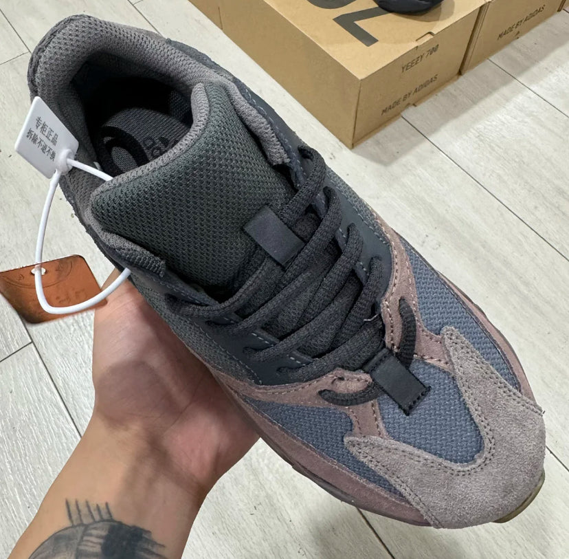 Yeezy 700 Mauve