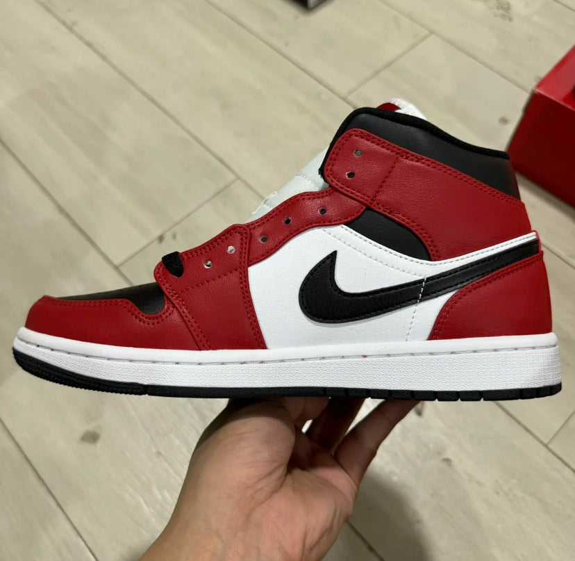 Air Jordan 1 Mid Chicago