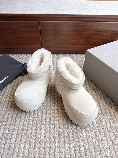 BLG Alaska Suede Boots White