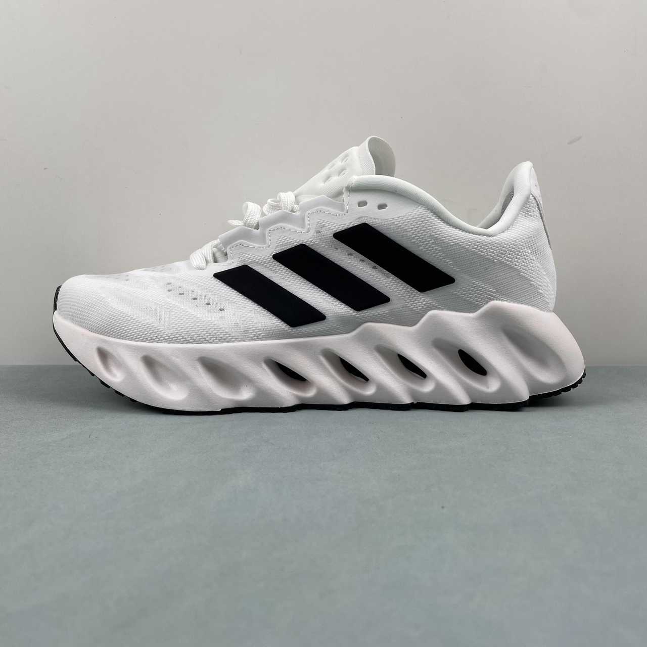 AD Switch Fwd M White Black