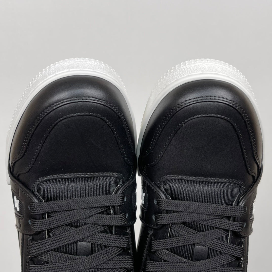 Trainer Black and White Sole