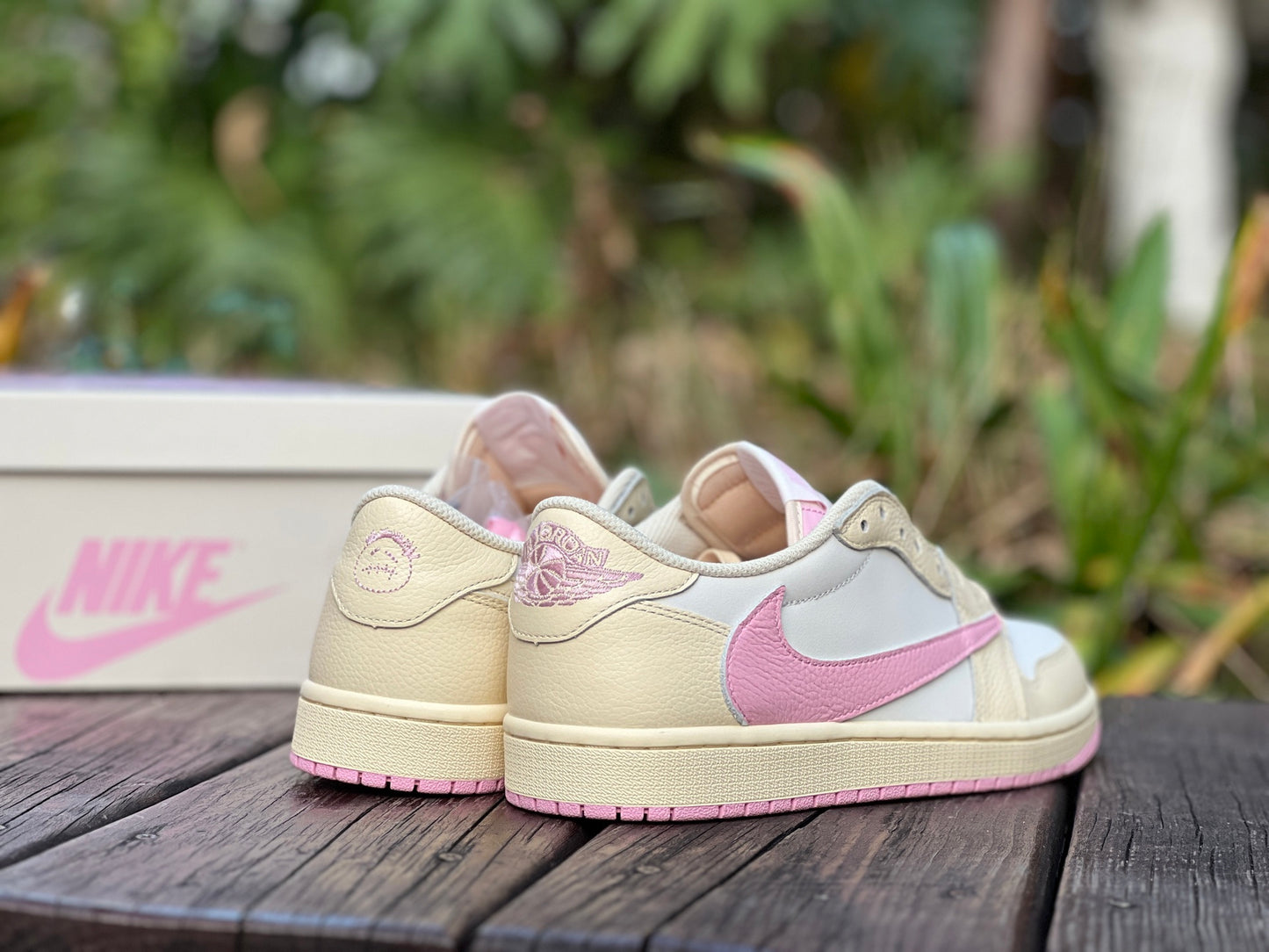 AJ1 Travis Reverse Mocha Little Pink