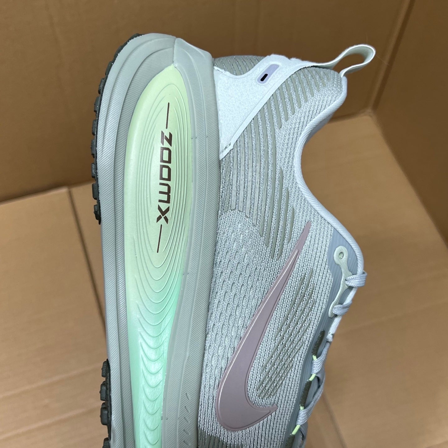 Vomero 18 Light Silver/Barely Volt