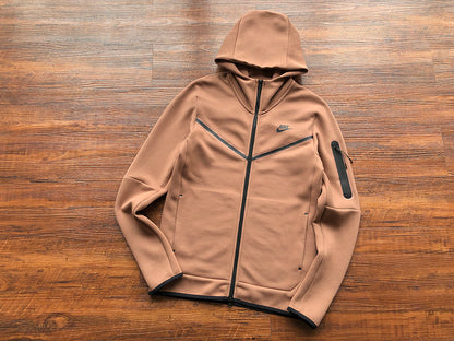 Conjunto Tech Fleece Castanho