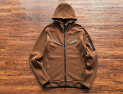 Conjunto Tech Fleece Castanho