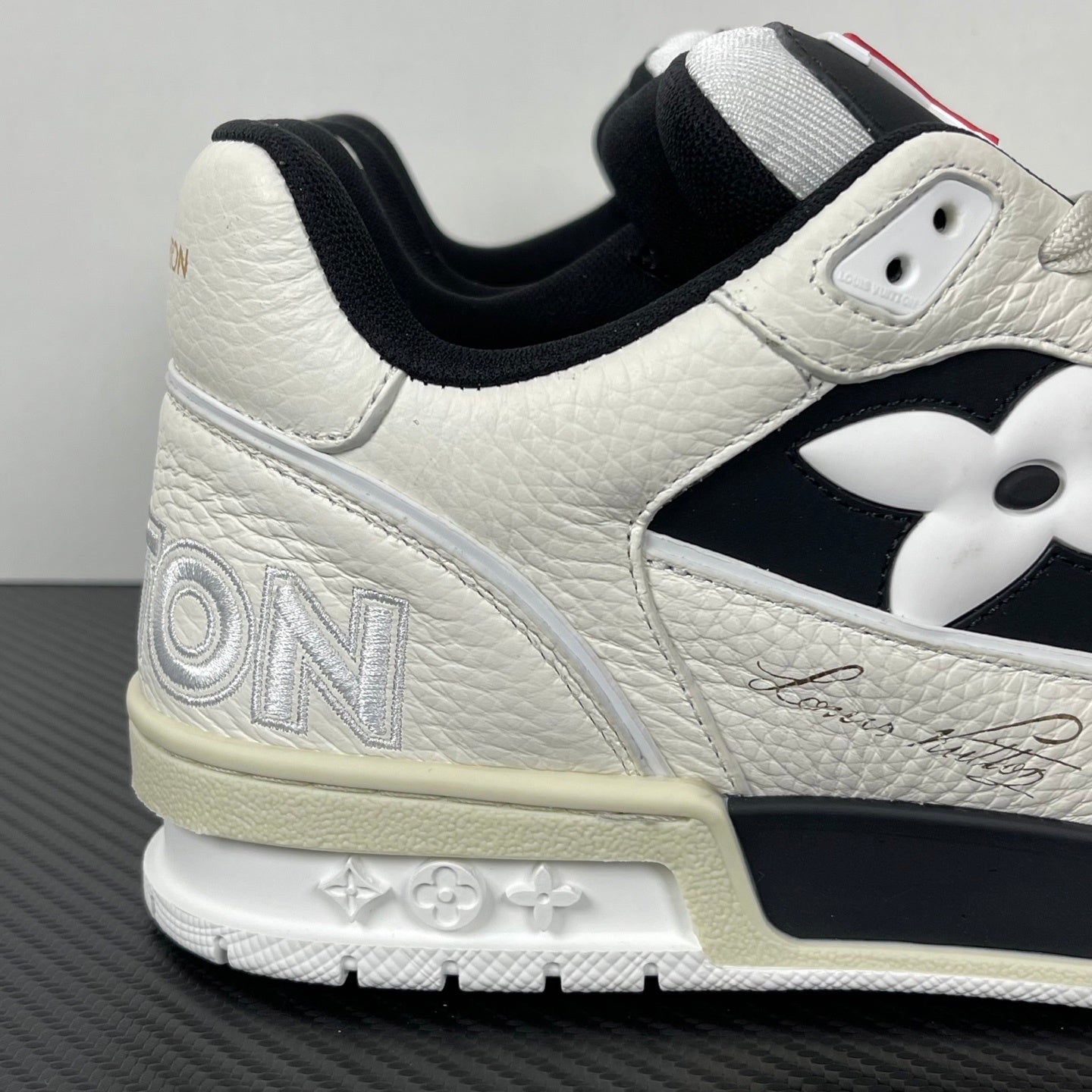 Trainer White and Black