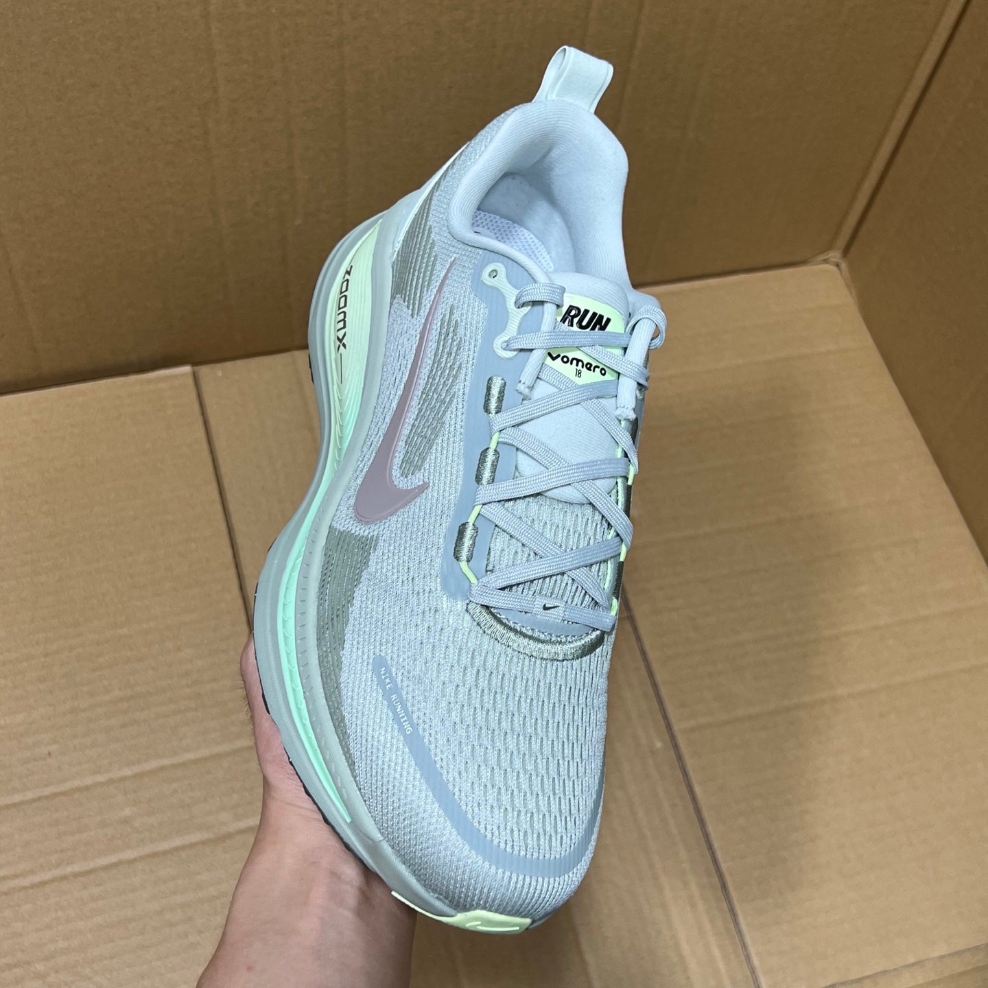 Vomero 18 Light Silver/Barely Volt