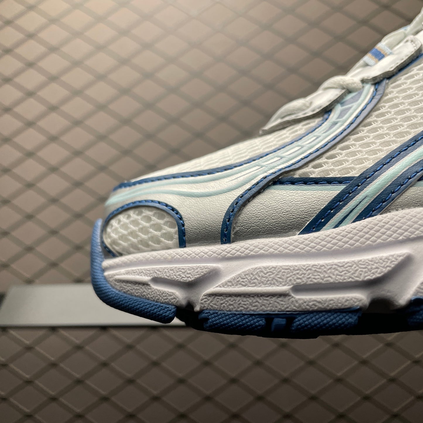 740 White / Blue / Silver