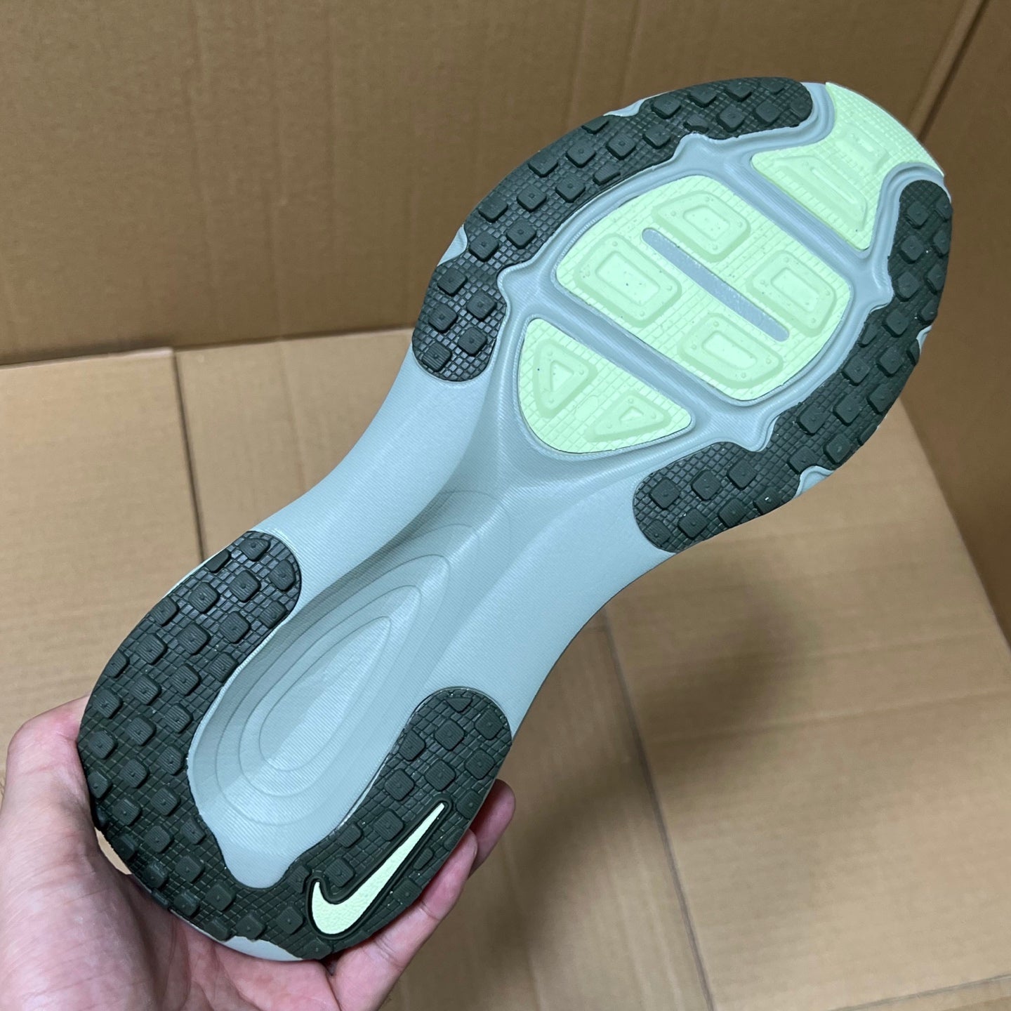 Vomero 18 Light Silver/Barely Volt