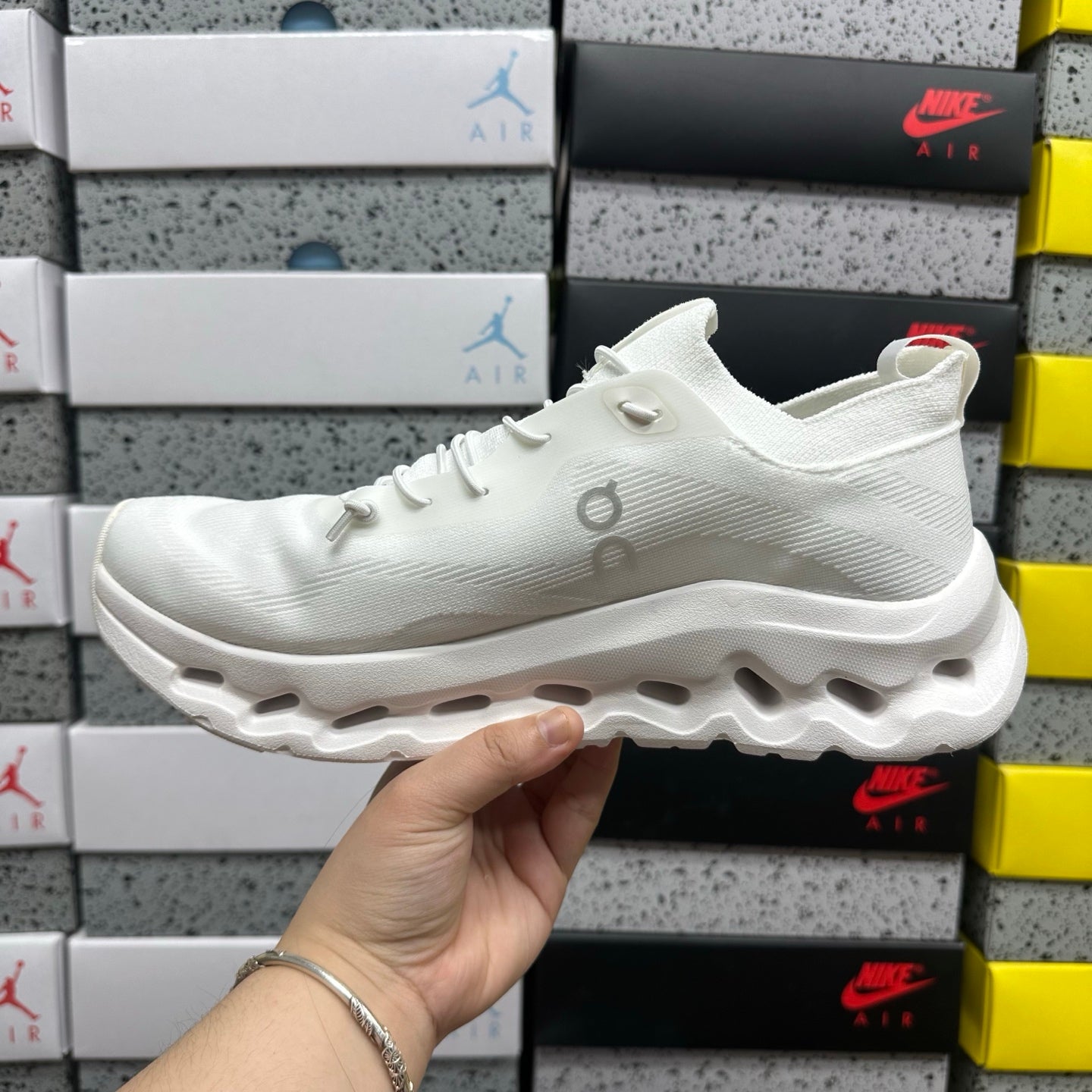 Cloudtilt Loewe White
