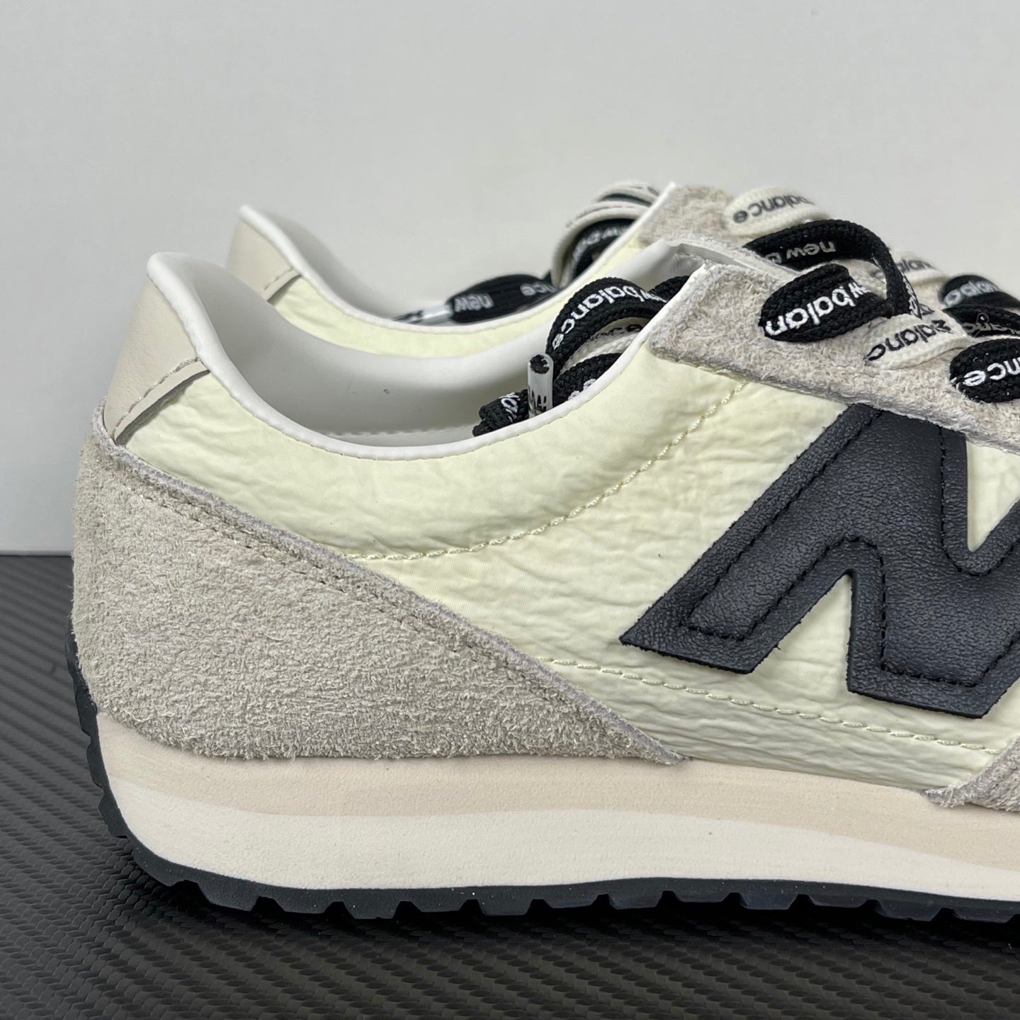 471 Cream Grey Black