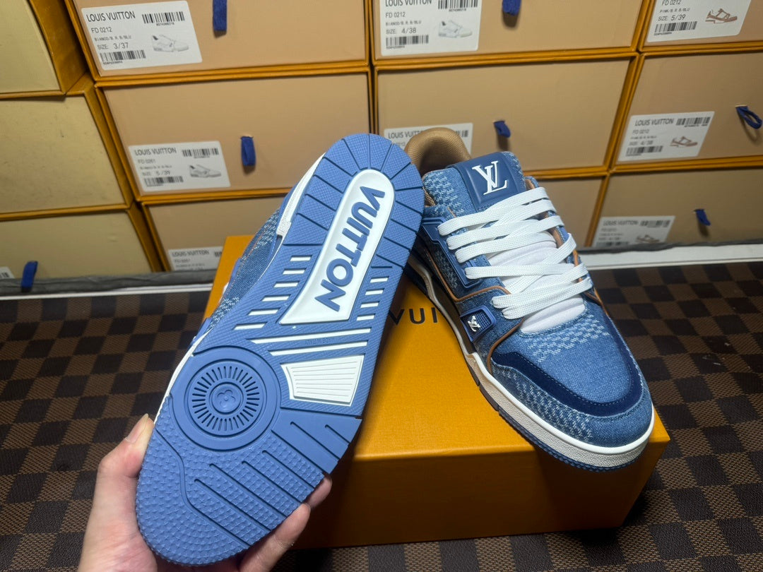 Trainer Blue